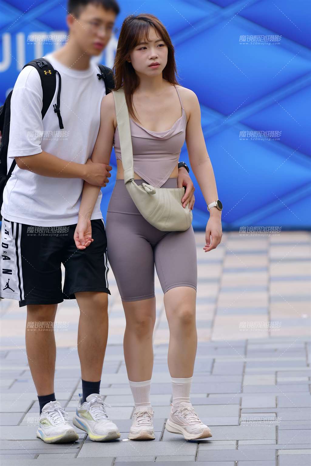 图片[1]-瑜伽五分紧身裤美女-街拍流行馆