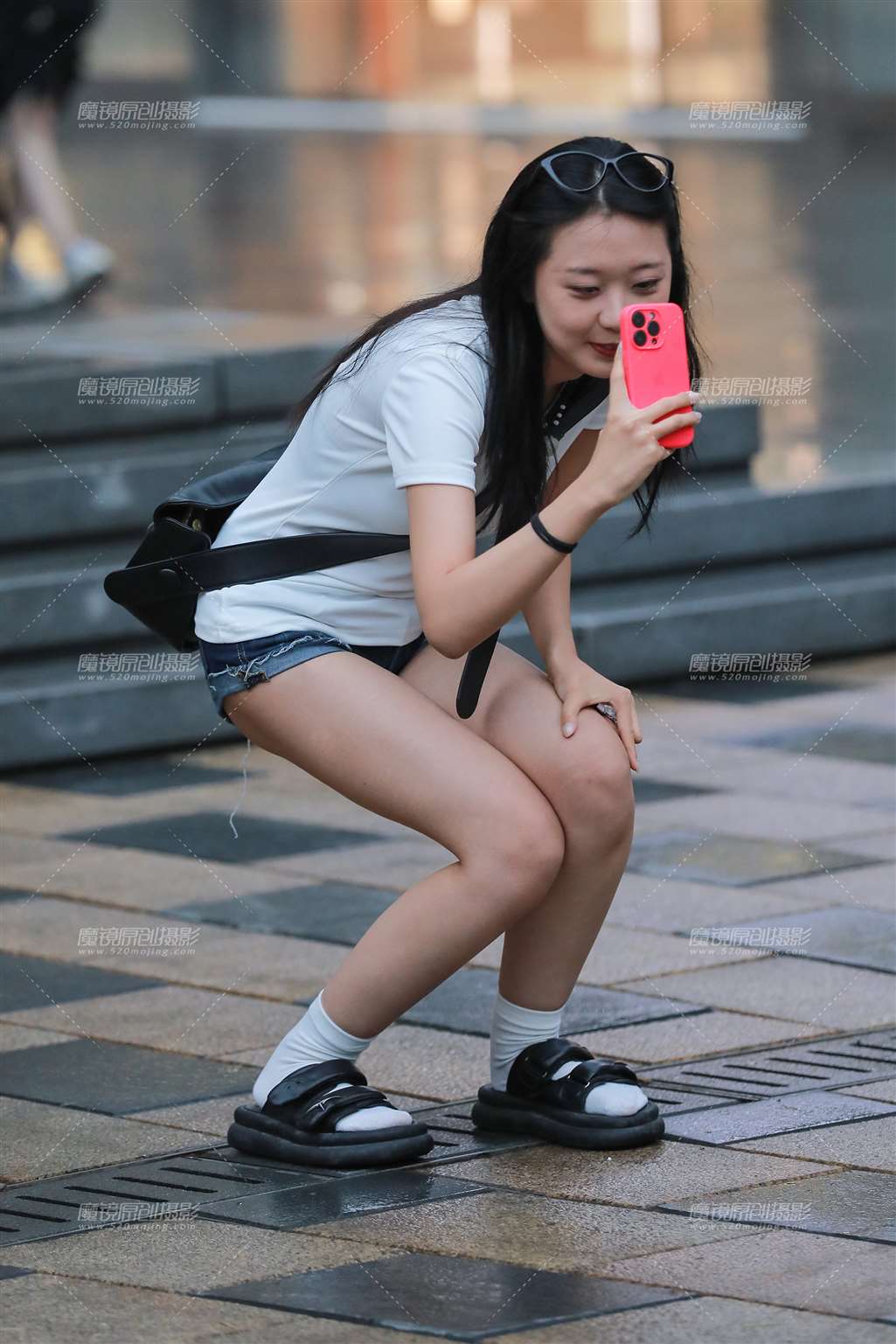 图片[1]-牛仔热裤小姐姐-街拍流行馆
