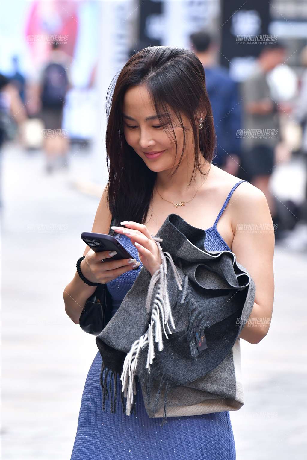 图片[1]-吊带丁香兰裙美女-街拍流行馆