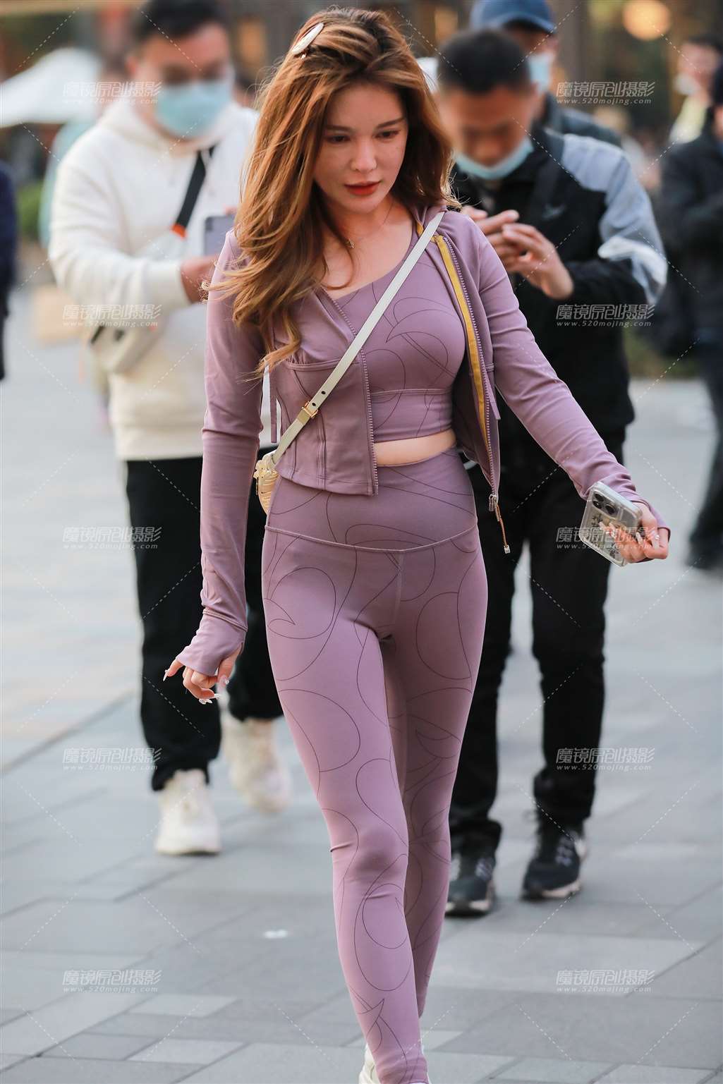 图片[5]-紫色紧身裤美女-街拍流行馆