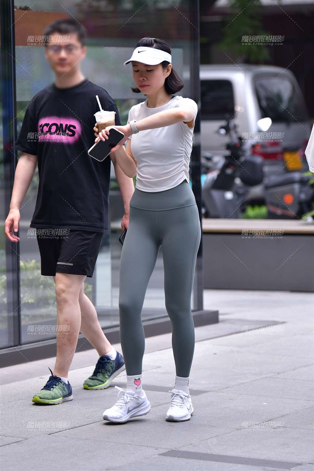 图片[1]-苗条灰绿紧身裤美女-街拍流行馆