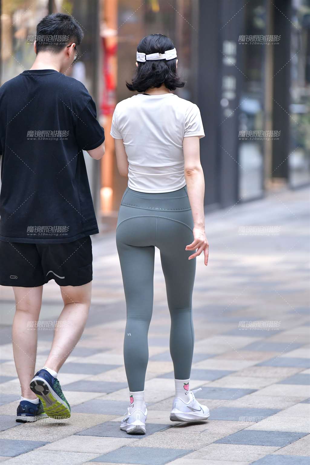 图片[2]-苗条灰绿紧身裤美女-街拍流行馆