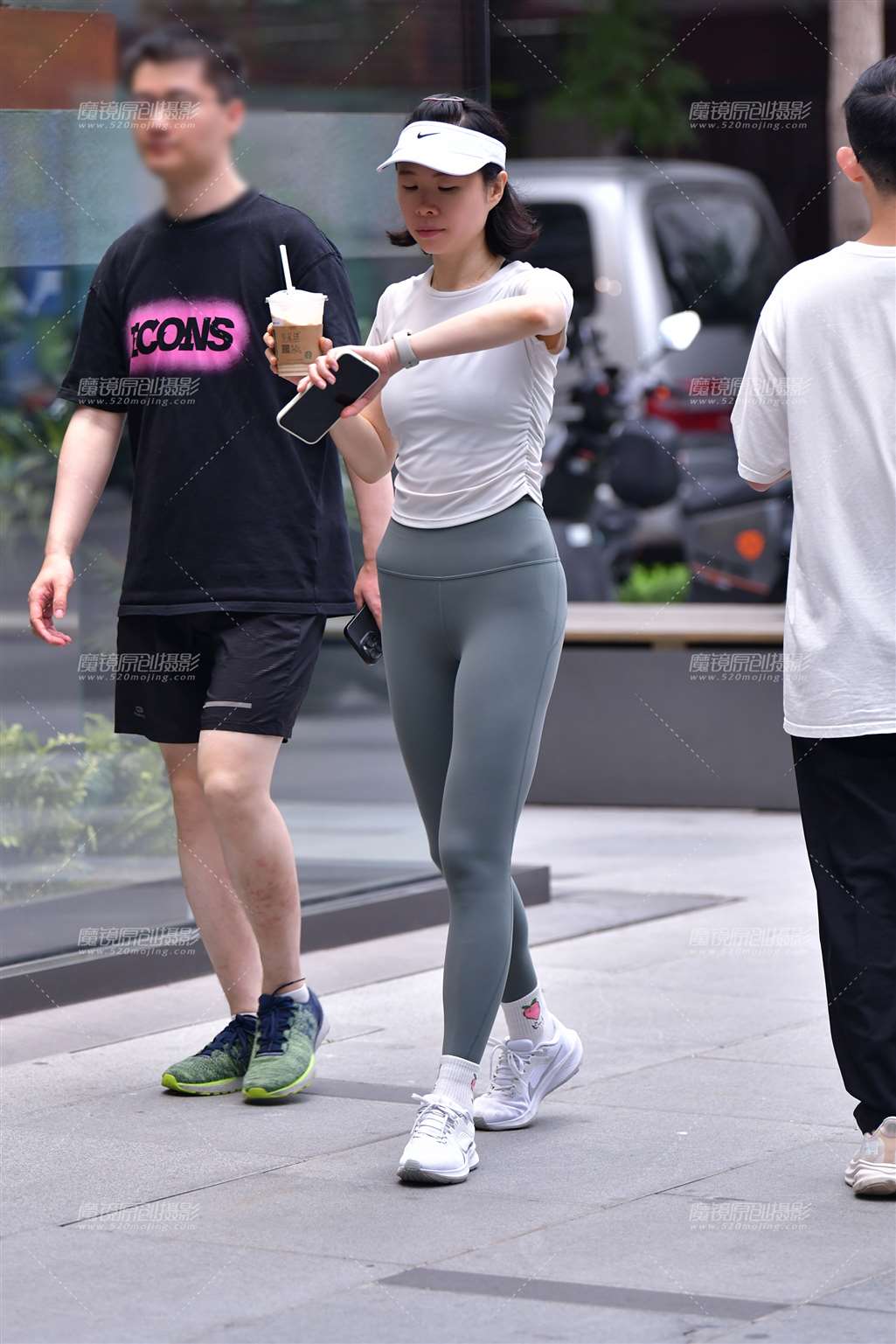 图片[4]-苗条灰绿紧身裤美女-街拍流行馆