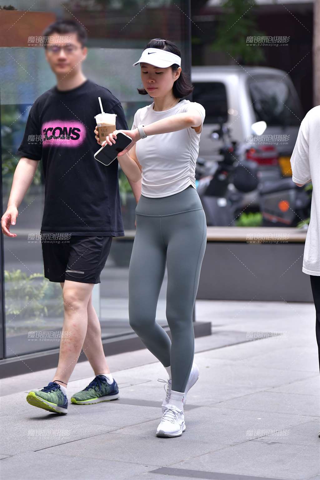 图片[5]-苗条灰绿紧身裤美女-街拍流行馆