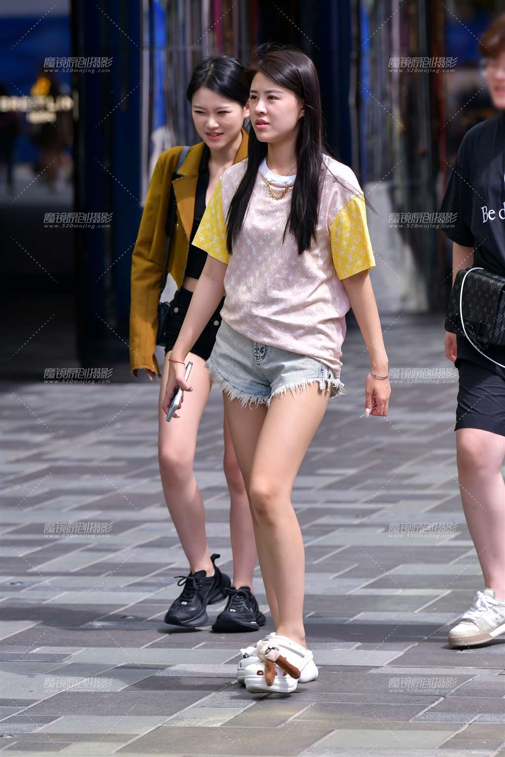 图片[1]-青春牛仔热裤美女-街拍流行馆