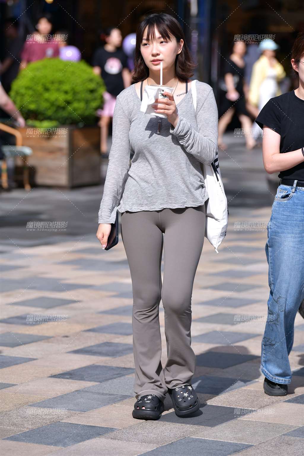 图片[3]-奶茶浅色紧身裤美女-街拍流行馆