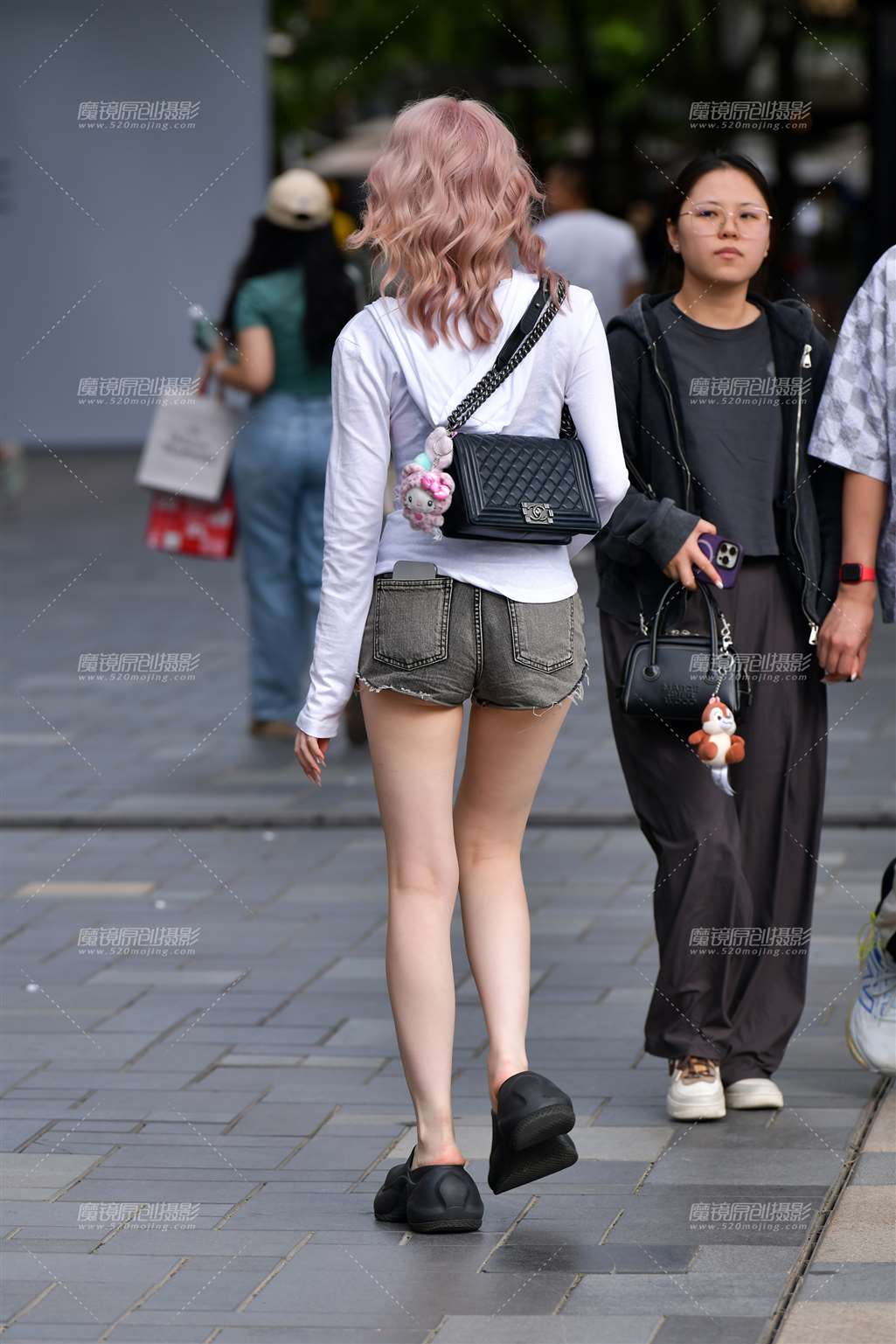图片[2]-白皙牛仔热裤小美女-街拍流行馆