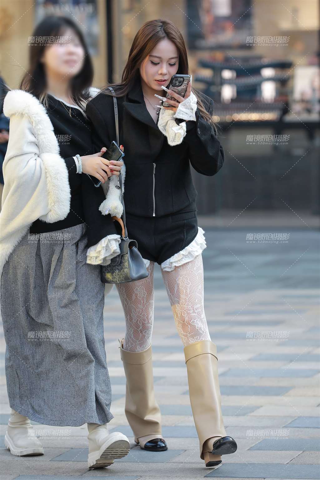 图片[3]-白网袜热裤美女-街拍流行馆