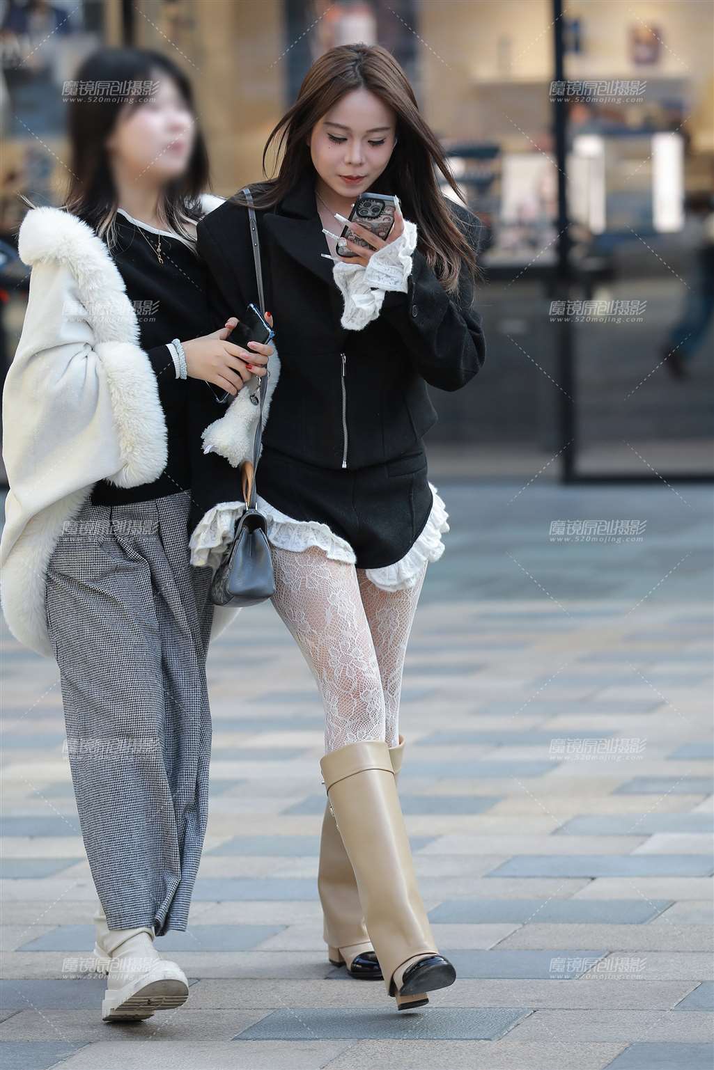 图片[1]-白网袜热裤美女-街拍流行馆