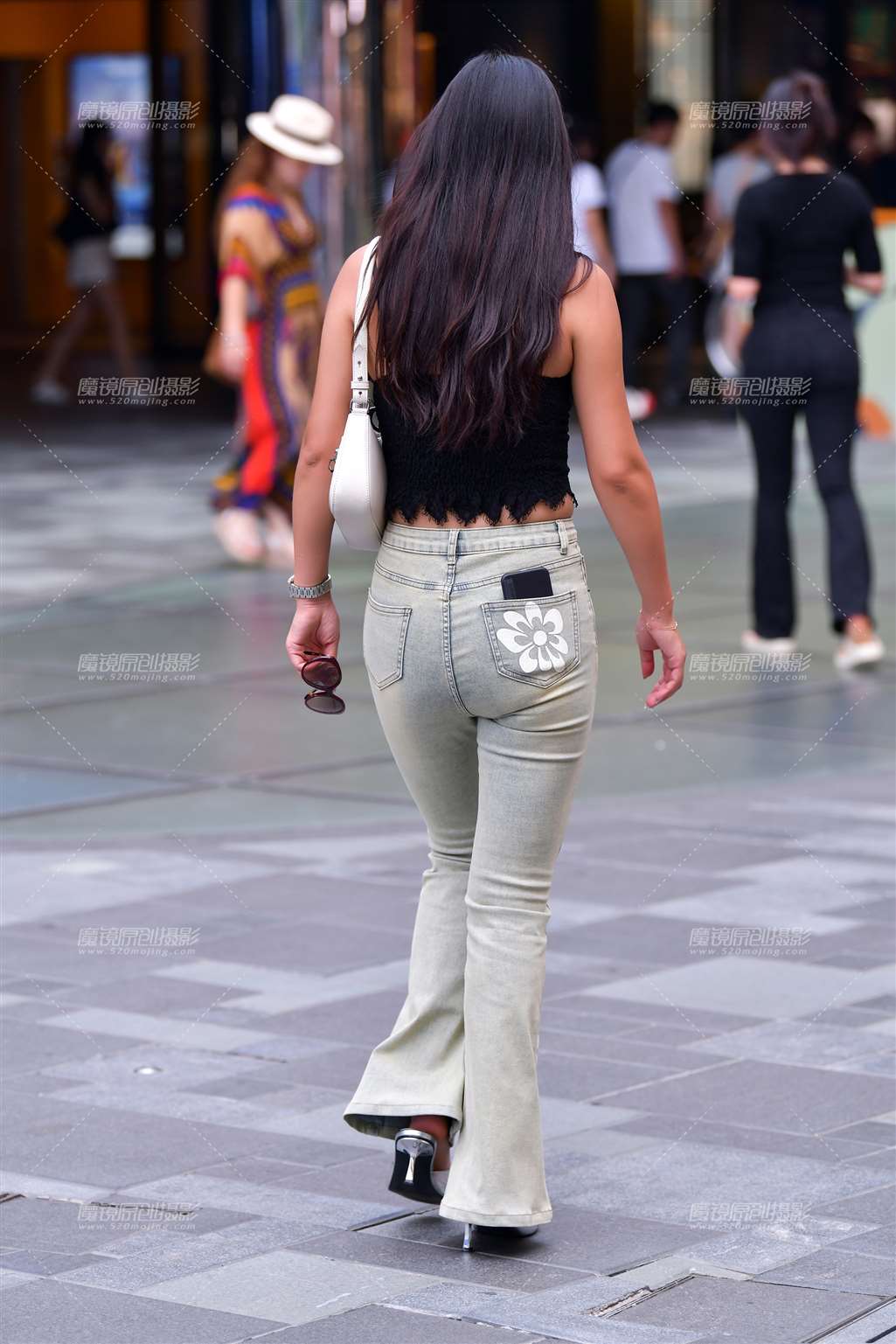 图片[2]-浅色微喇牛仔裤美女-街拍流行馆