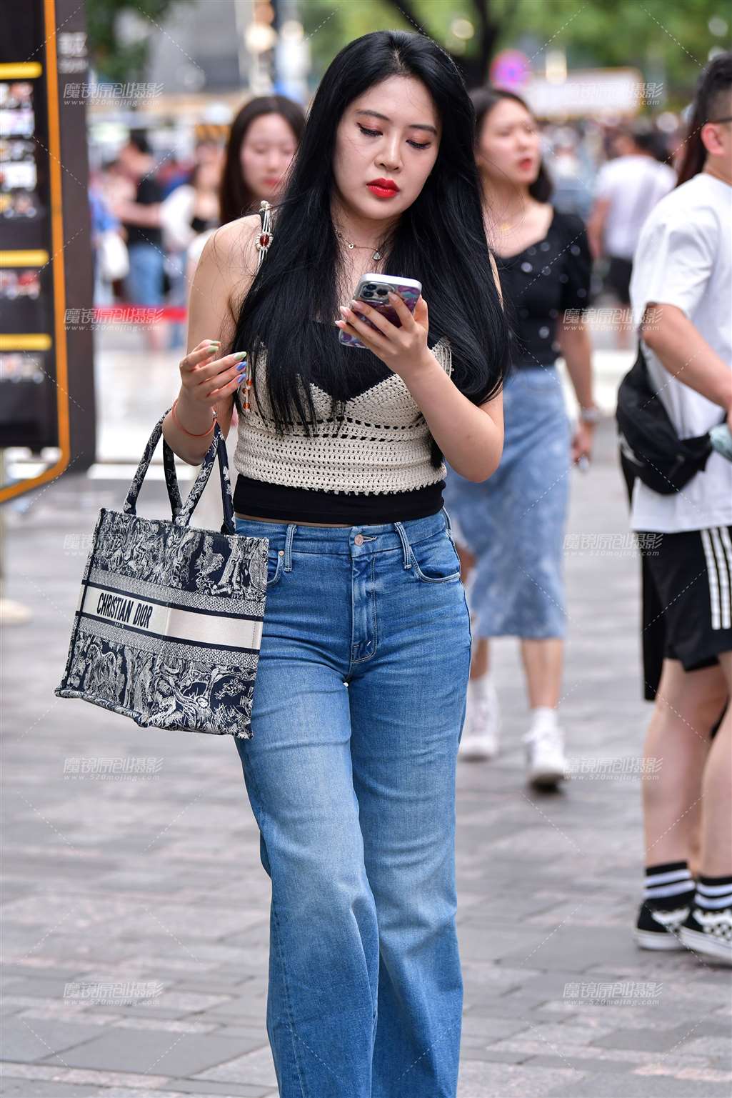 图片[3]-吊带牛仔裤美女-街拍流行馆
