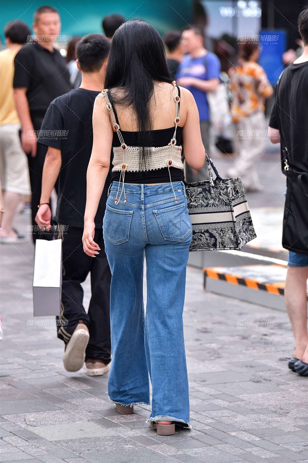 图片[2]-吊带牛仔裤美女-街拍流行馆
