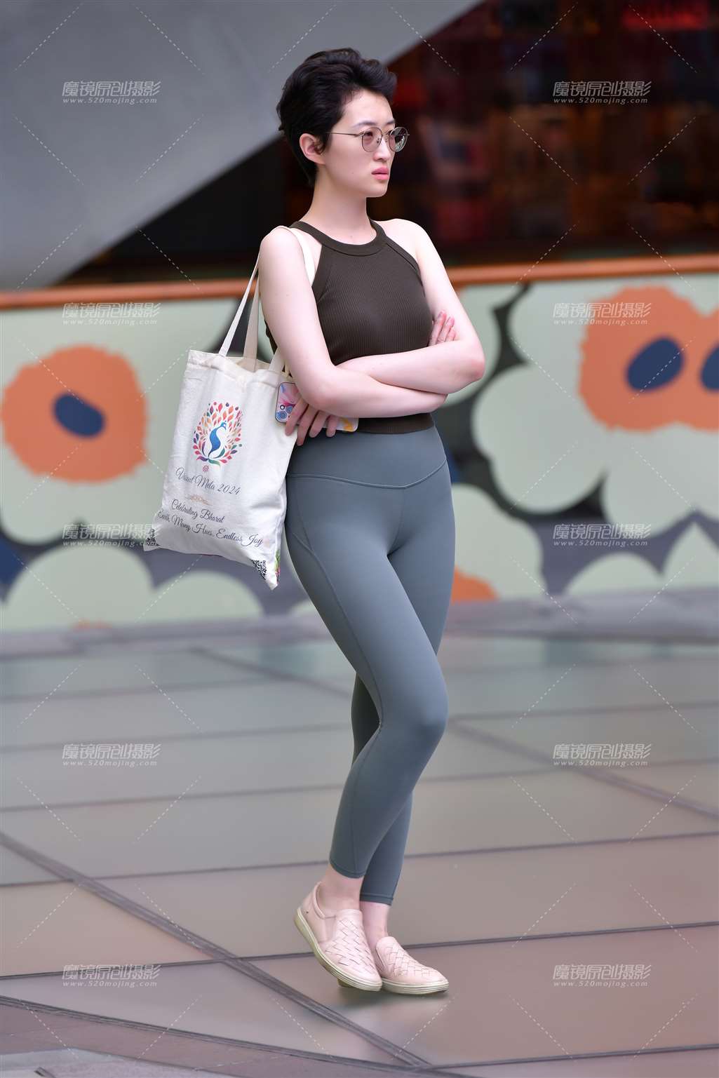 图片[1]-短发干练瑜伽裤美女-街拍流行馆