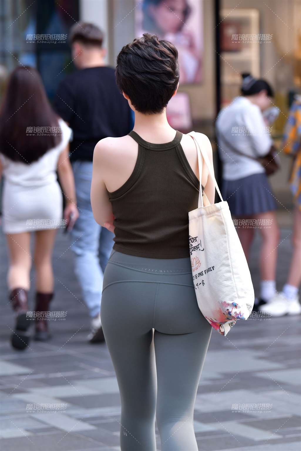 图片[3]-短发干练瑜伽裤美女-街拍流行馆