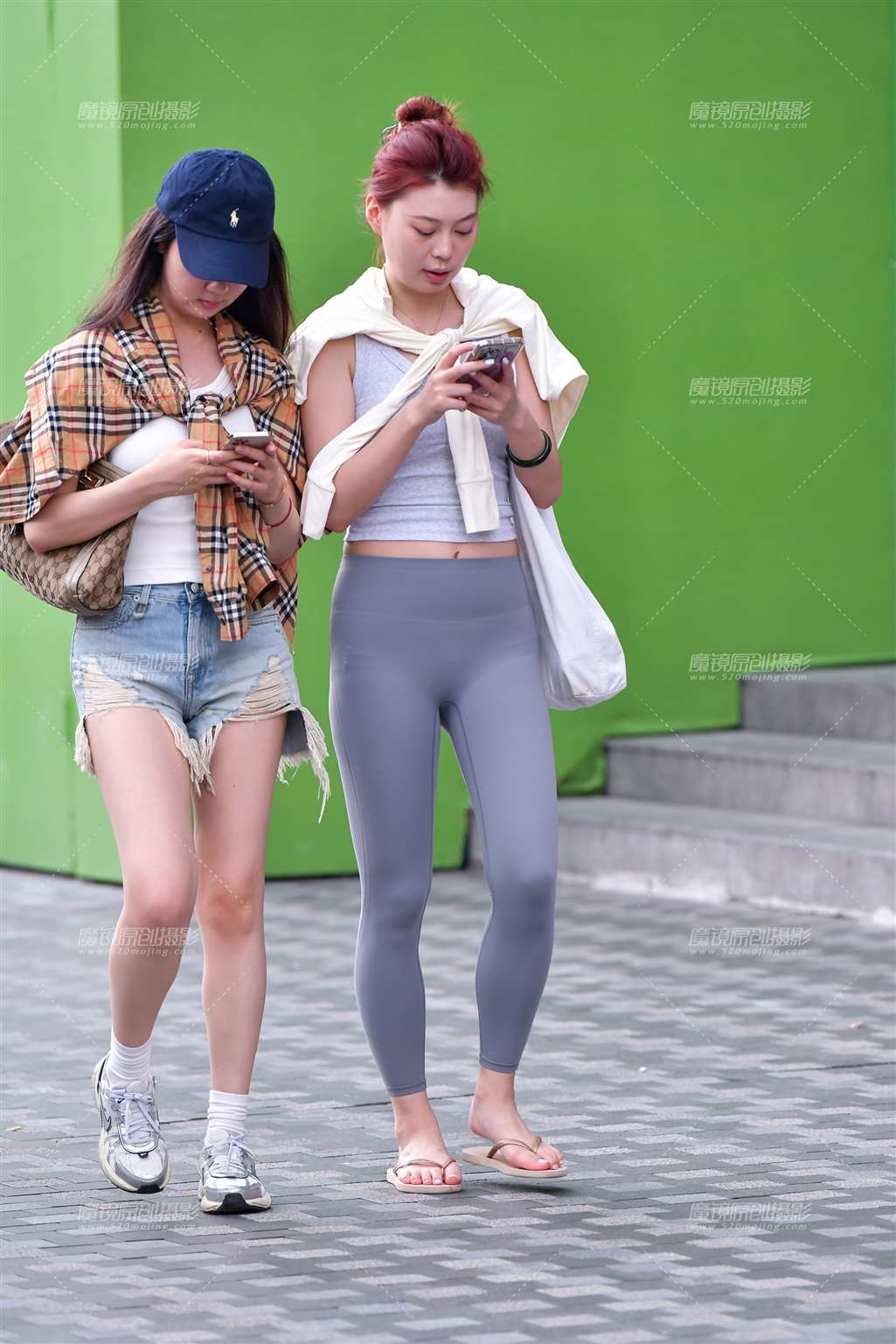 图片[1]-浅色瑜伽裤美女-街拍流行馆