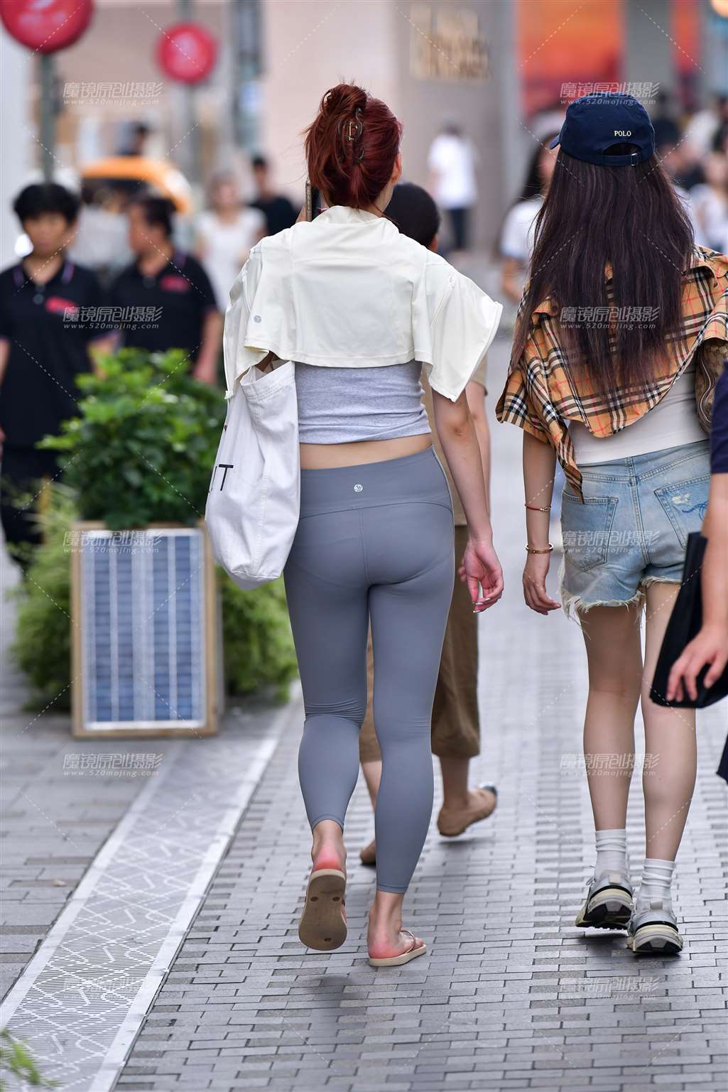 图片[2]-浅色瑜伽裤美女-街拍流行馆