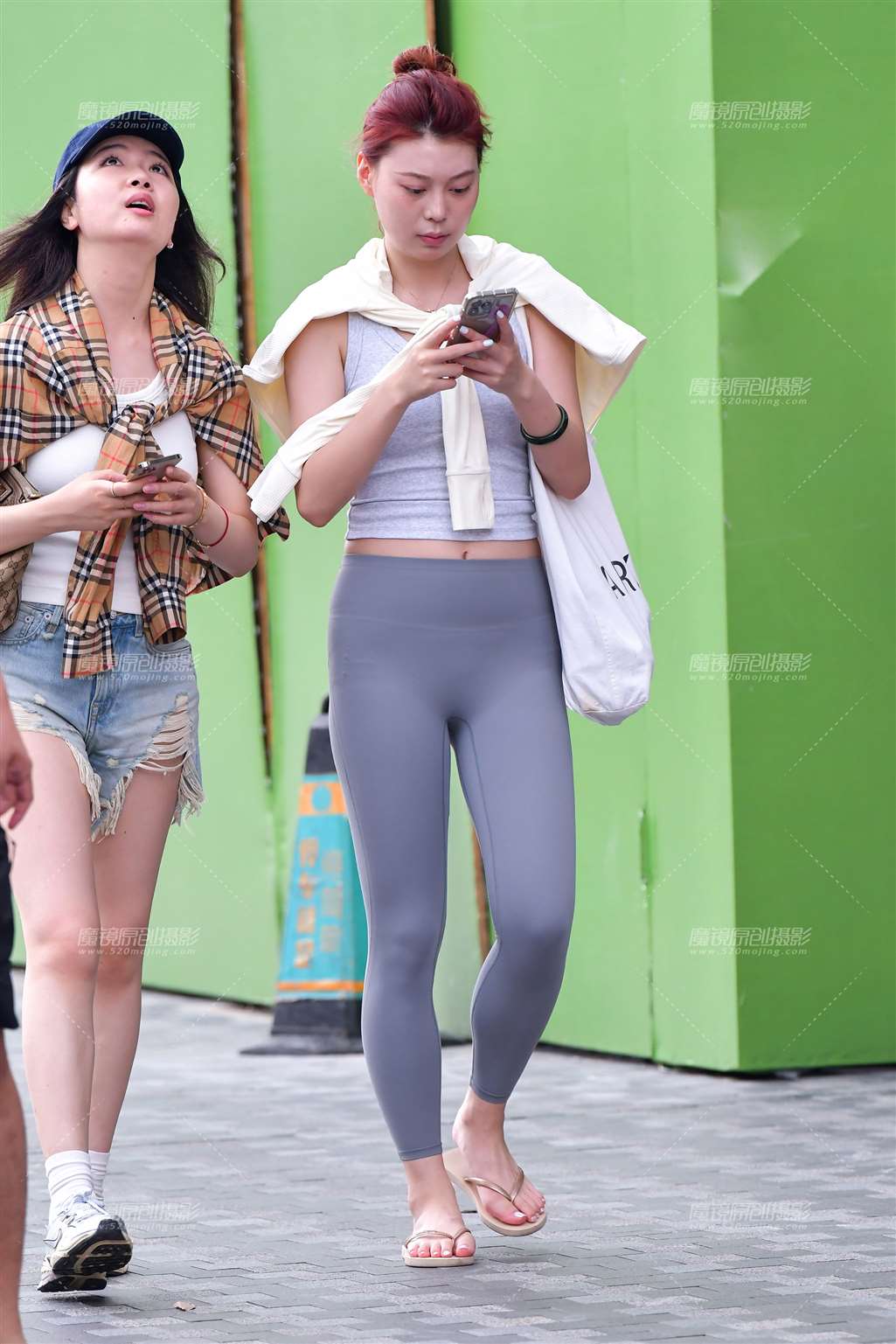 图片[4]-浅色瑜伽裤美女-街拍流行馆