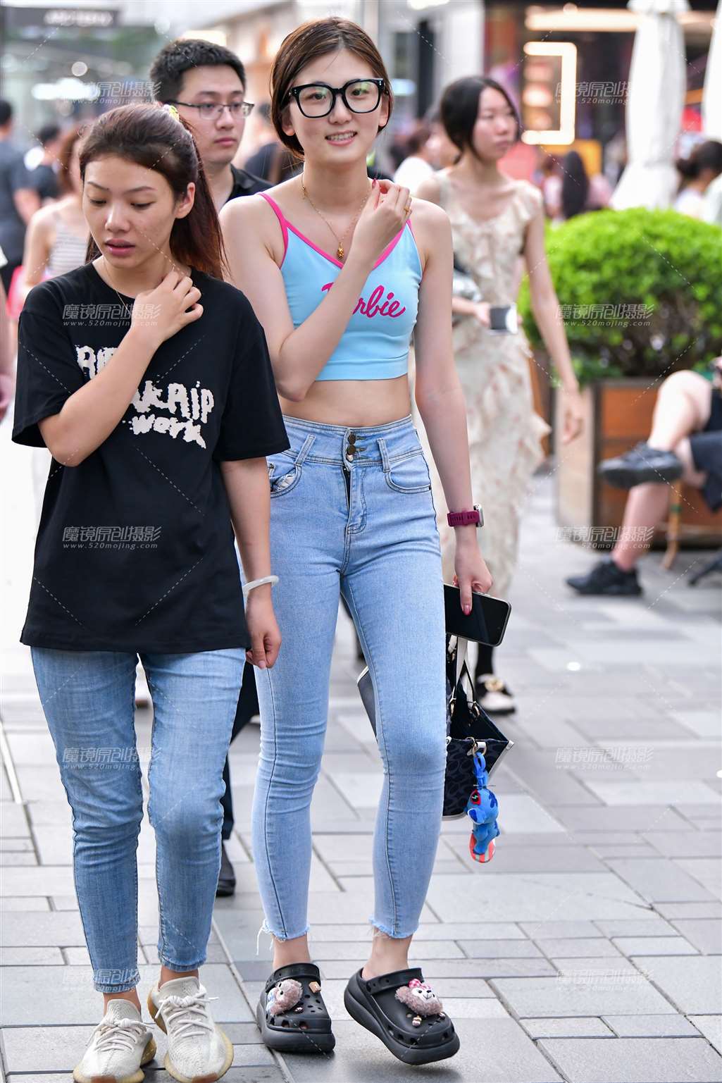 图片[1]-九分浅色牛仔裤美女-街拍流行馆