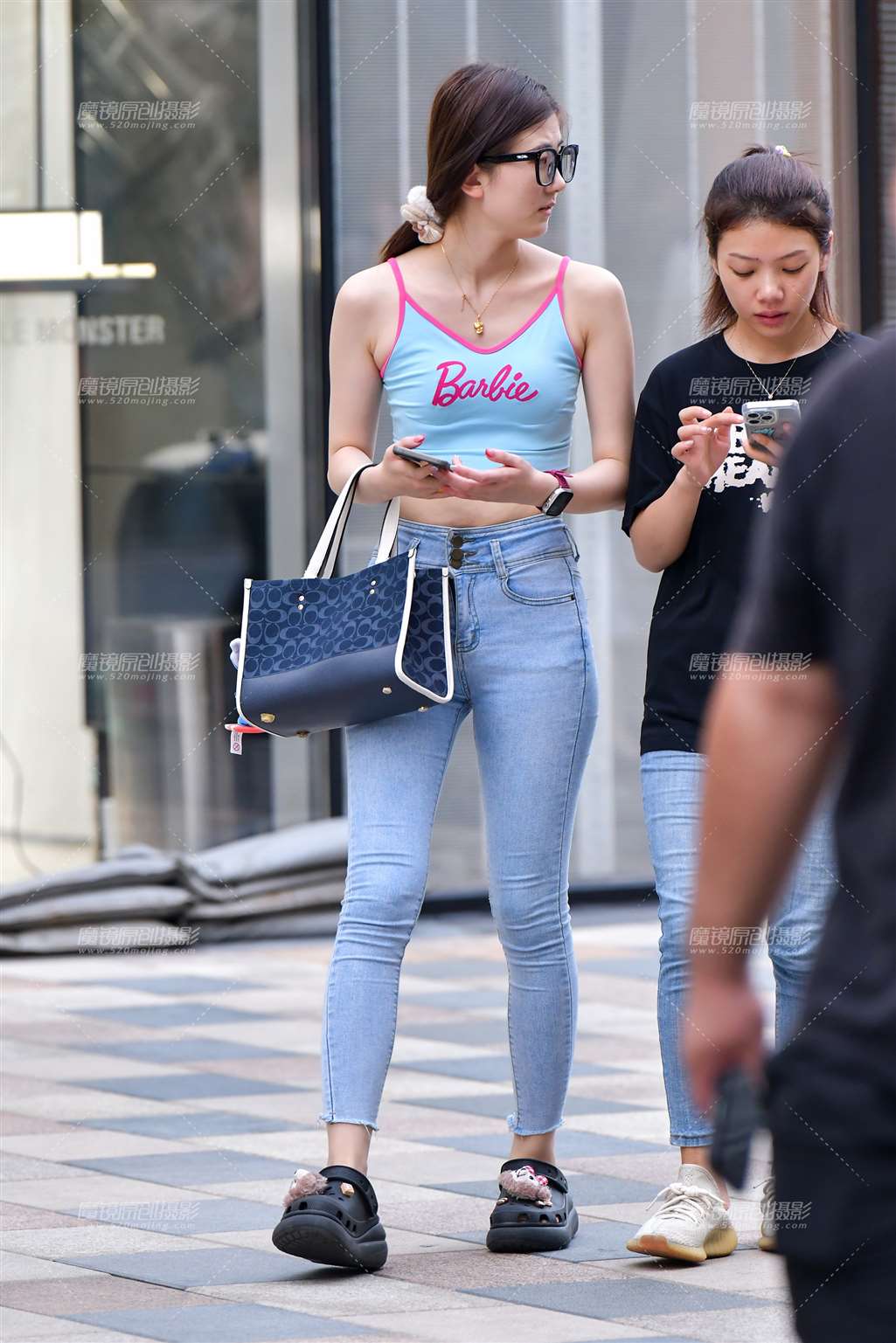 图片[5]-九分浅色牛仔裤美女-街拍流行馆