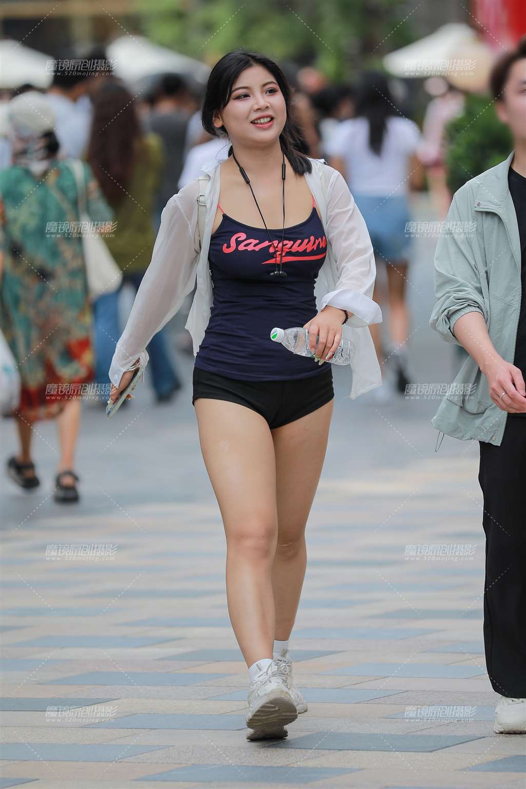 图片[4]-黑色热裤女友-街拍流行馆