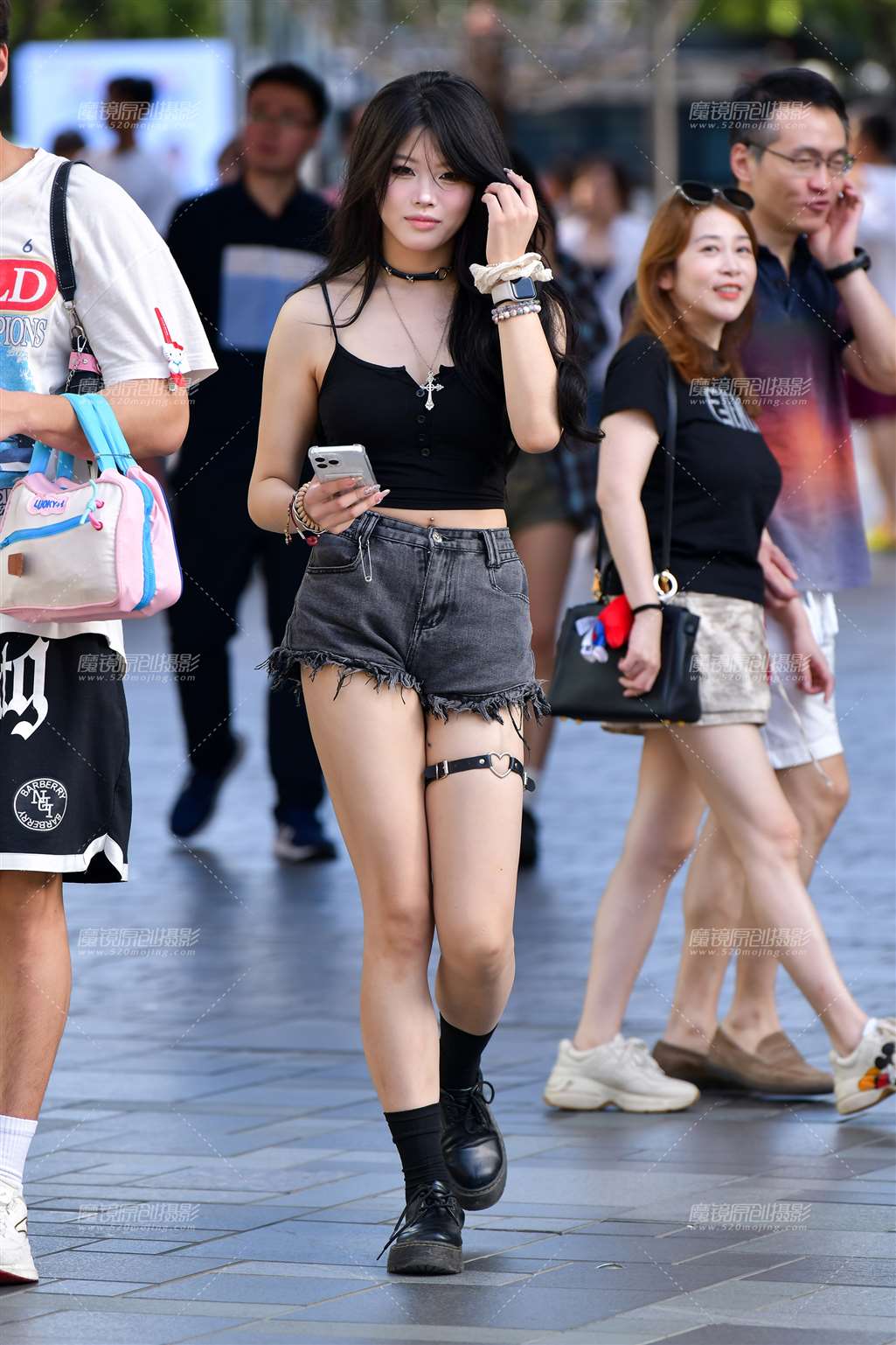 图片[1]-爱心牛仔热裤美女-街拍流行馆