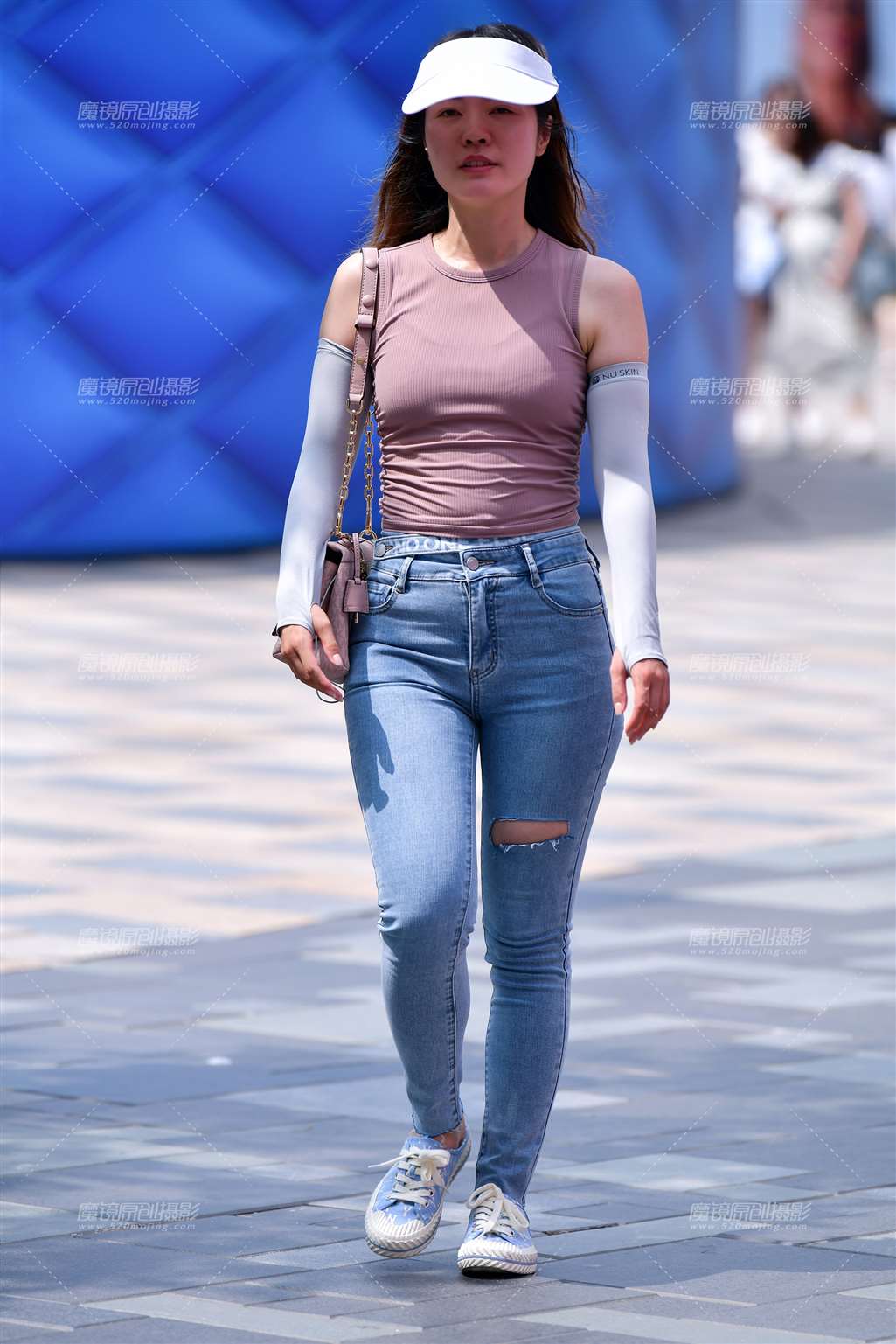 图片[4]-开心牛仔裤美女-街拍流行馆