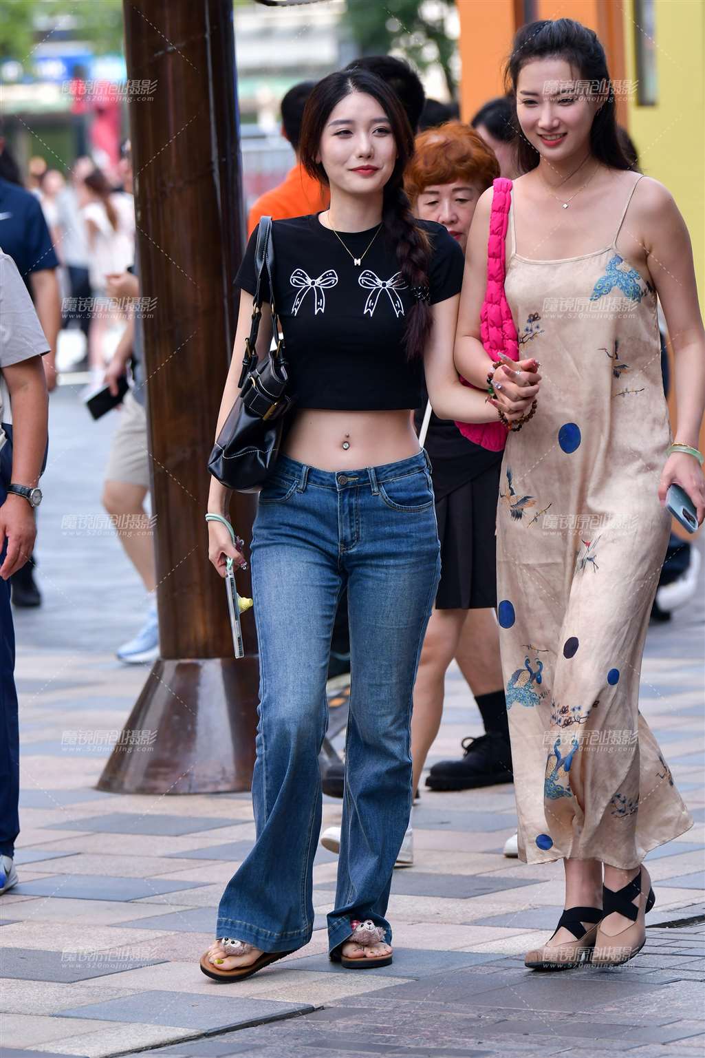 图片[1]-美脐牛仔裤美女-街拍流行馆