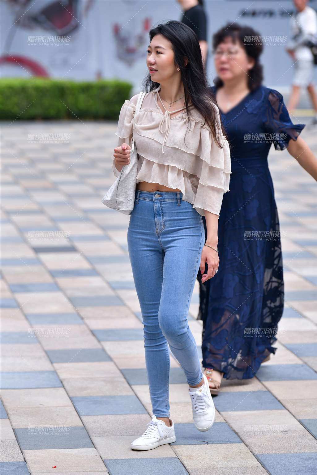 图片[1]-纱衫牛仔裤美女-街拍流行馆