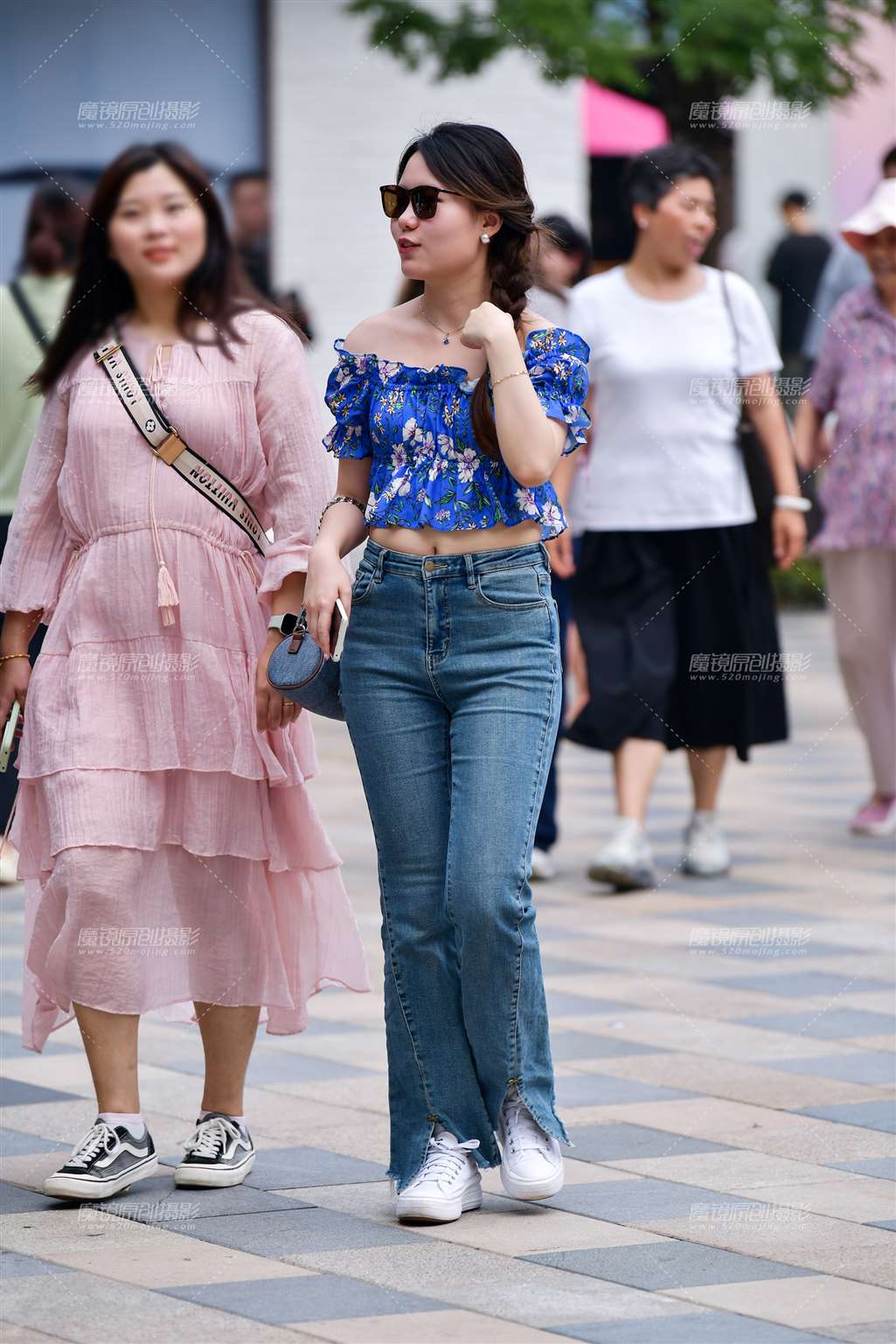 图片[1]-学妹牛仔裤美女-街拍流行馆