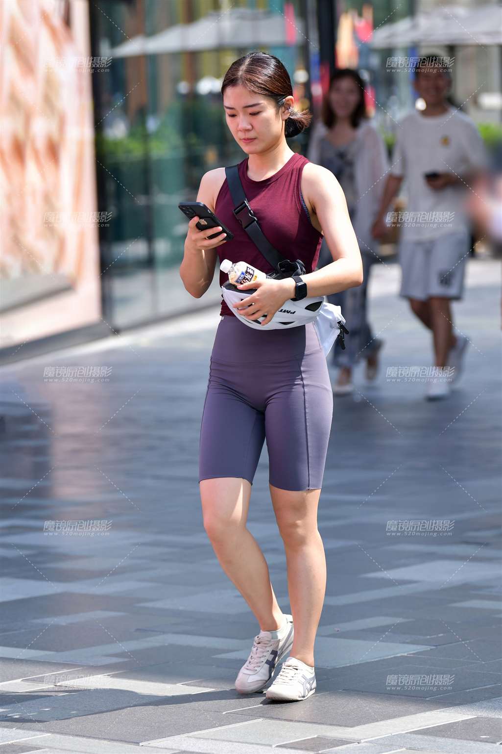 图片[1]-健康五分紧身裤美女-街拍流行馆