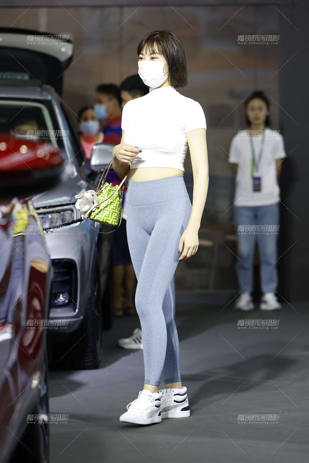 图片[5]-20201003瑜伽裤少妇-街拍流行馆