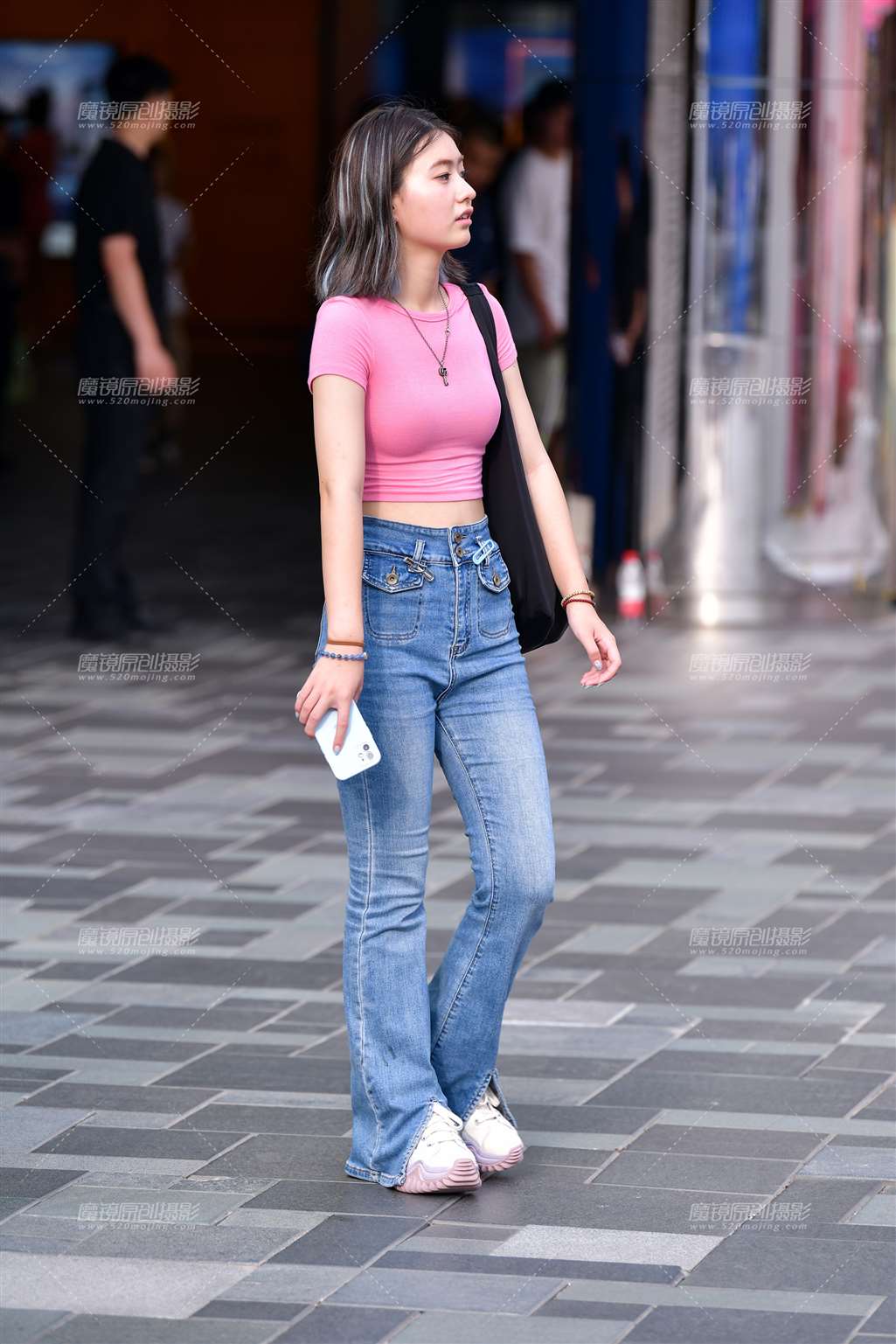 图片[1]-阔腿牛仔裤美女-街拍流行馆