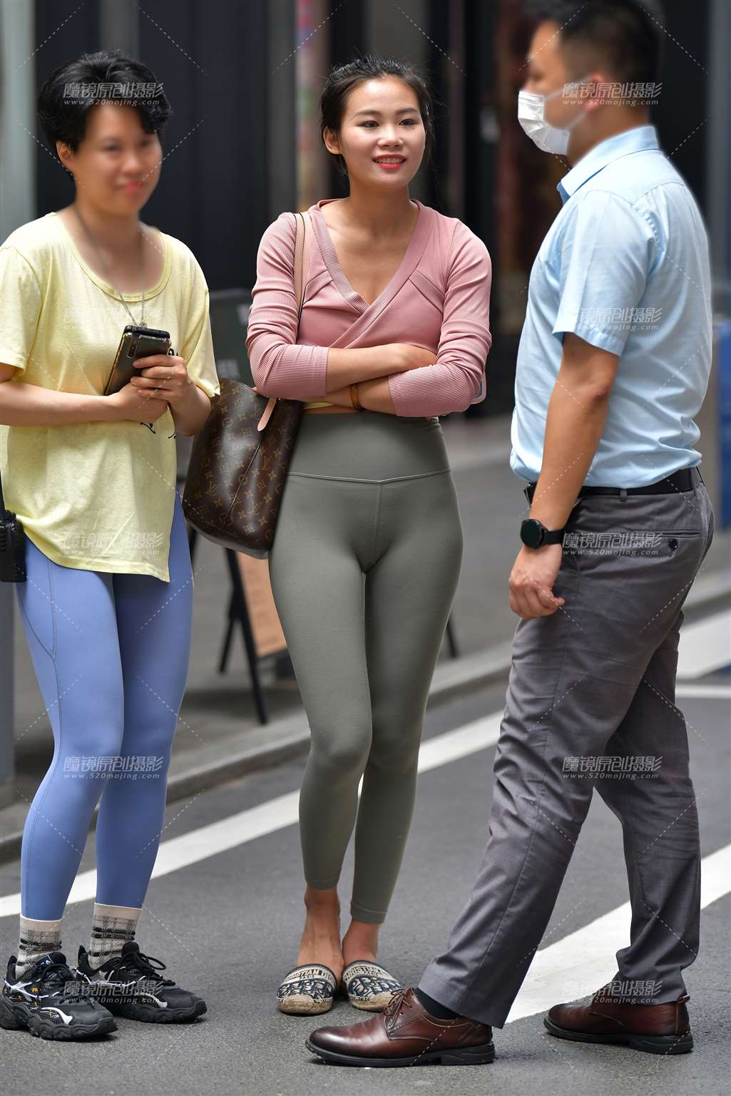 图片[1]-购物紧身裤美女-街拍流行馆
