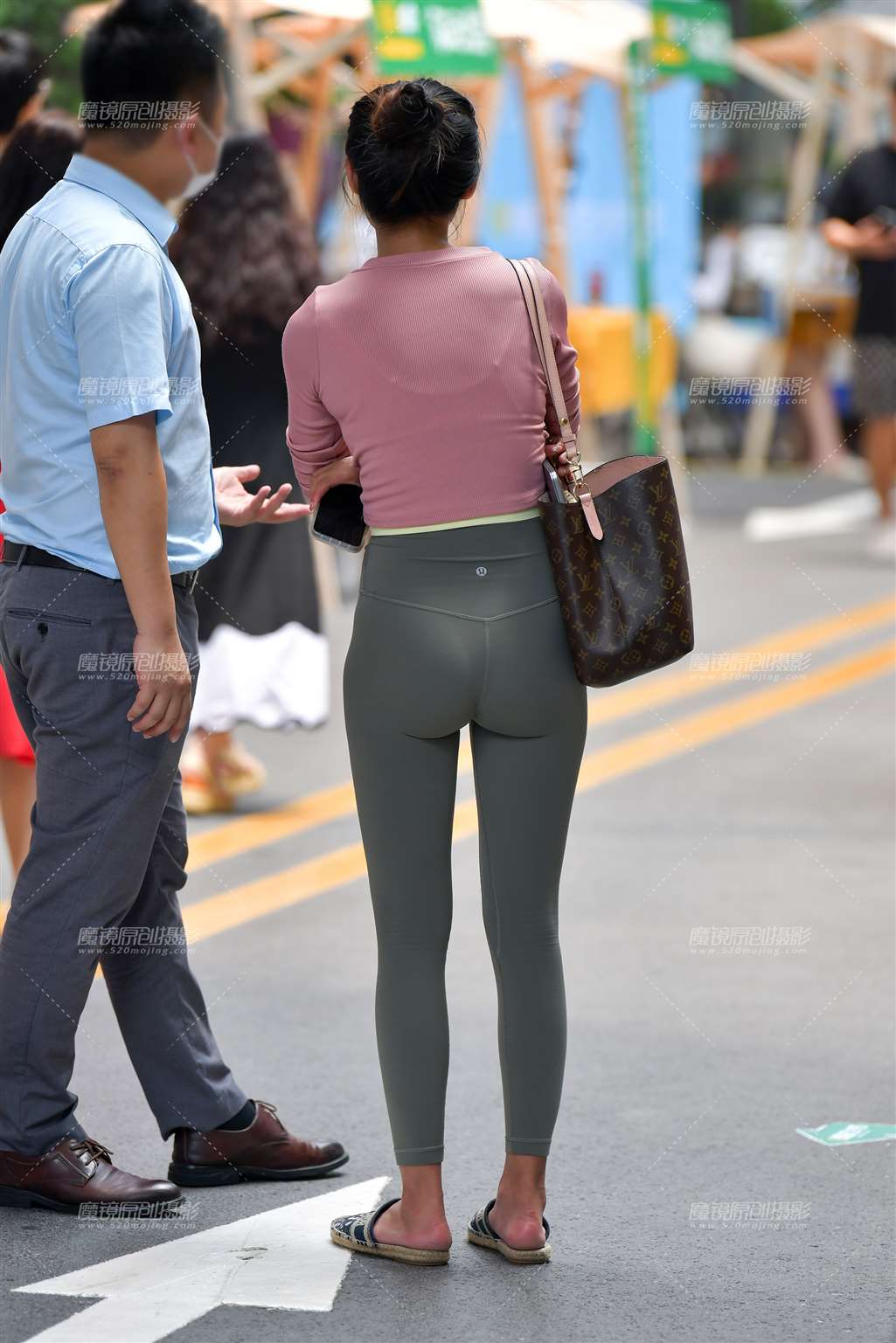 图片[2]-购物紧身裤美女-街拍流行馆