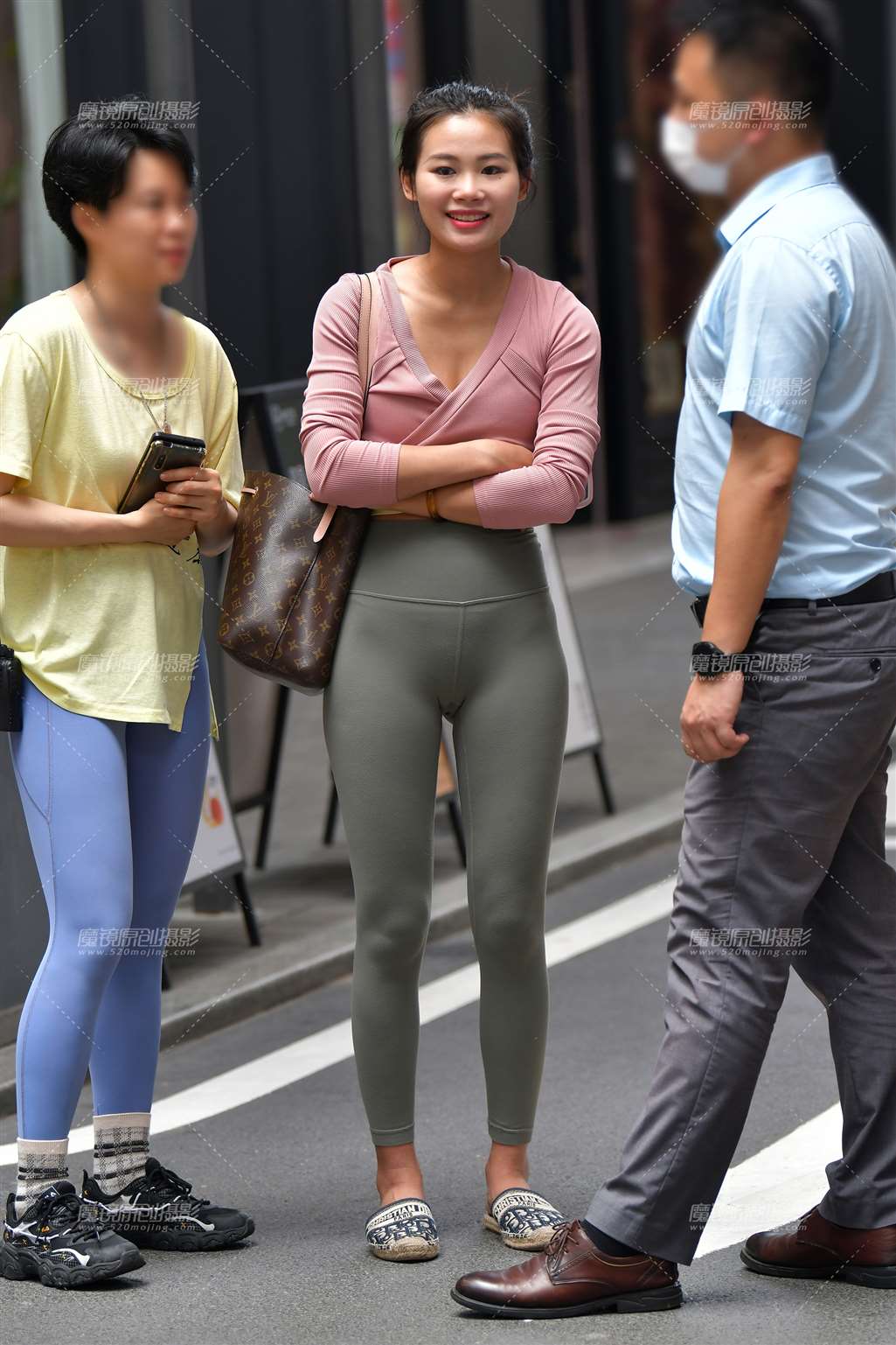 图片[3]-购物紧身裤美女-街拍流行馆