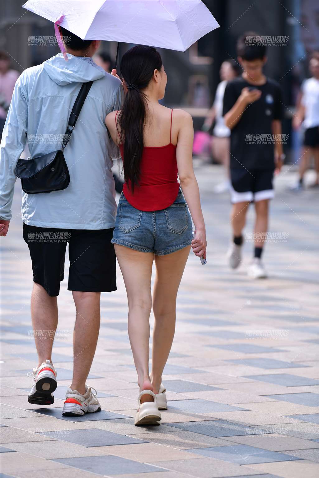 图片[2]-红色吊带热裤美女-街拍流行馆