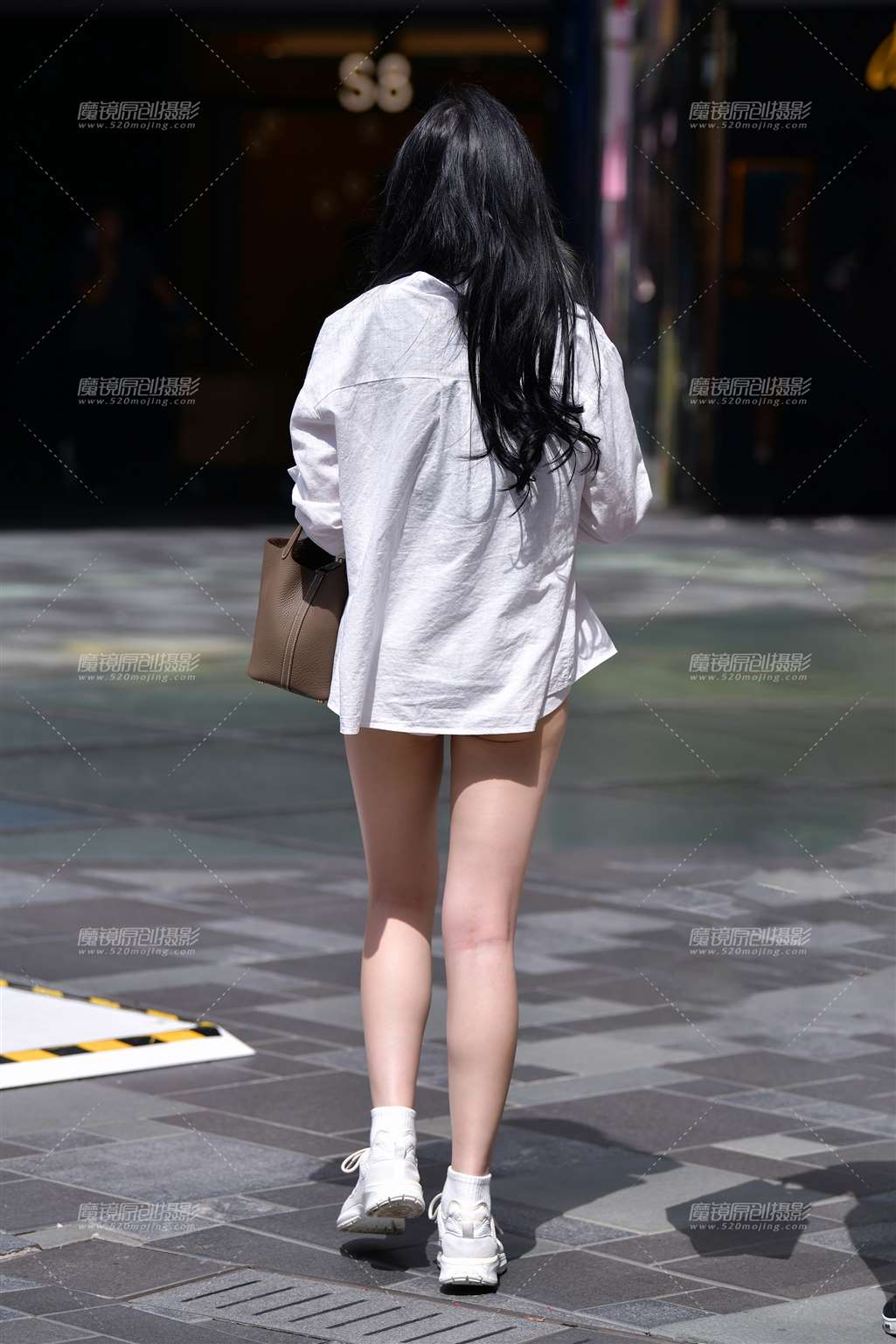 图片[2]-白皙长腿热裤美女-街拍流行馆