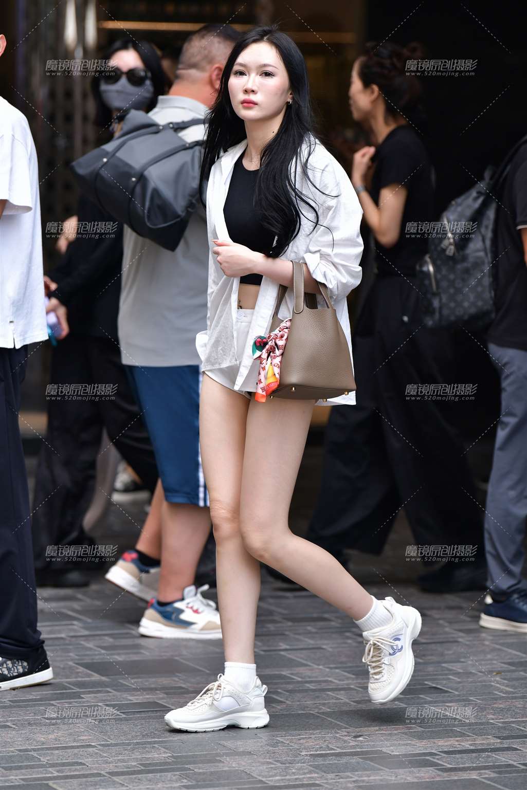 图片[4]-白皙长腿热裤美女-街拍流行馆
