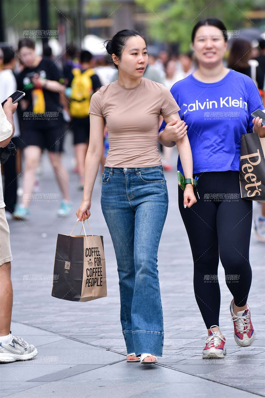 图片[1]-端庄牛仔裤美女-街拍流行馆