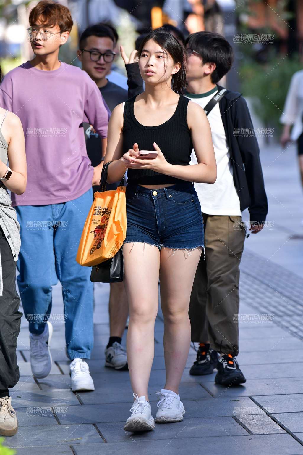 图片[3]-紧致藏蓝热裤美女-街拍流行馆
