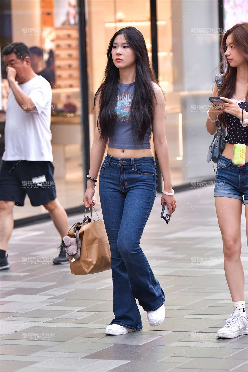 图片[1]-漂亮深蓝牛仔裤美女-街拍流行馆