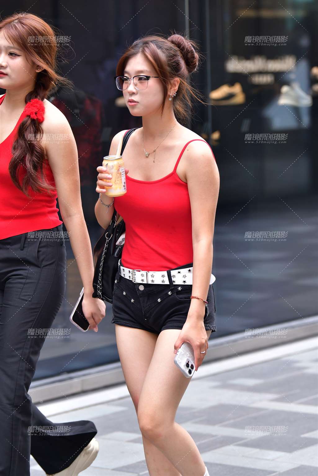 图片[1]-红吊带热裤美女-街拍流行馆