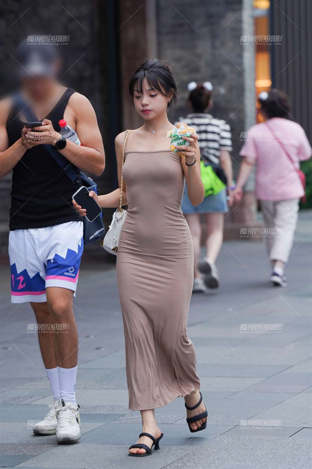 图片[1]-长裙美眉-街拍流行馆