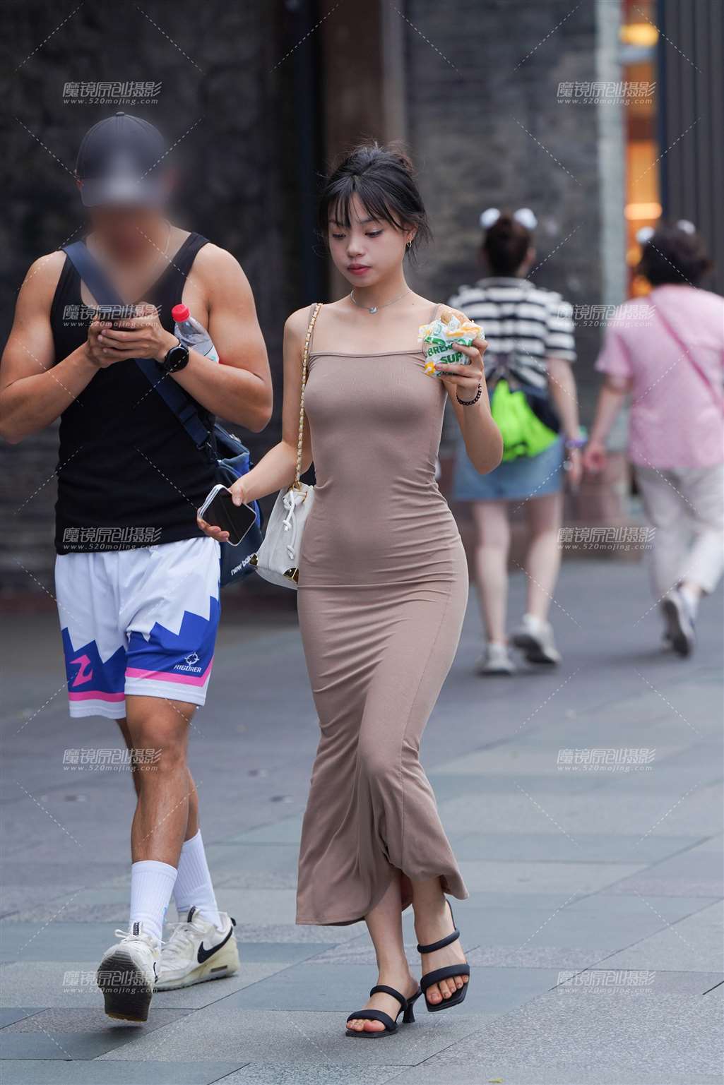 图片[3]-长裙美眉-街拍流行馆