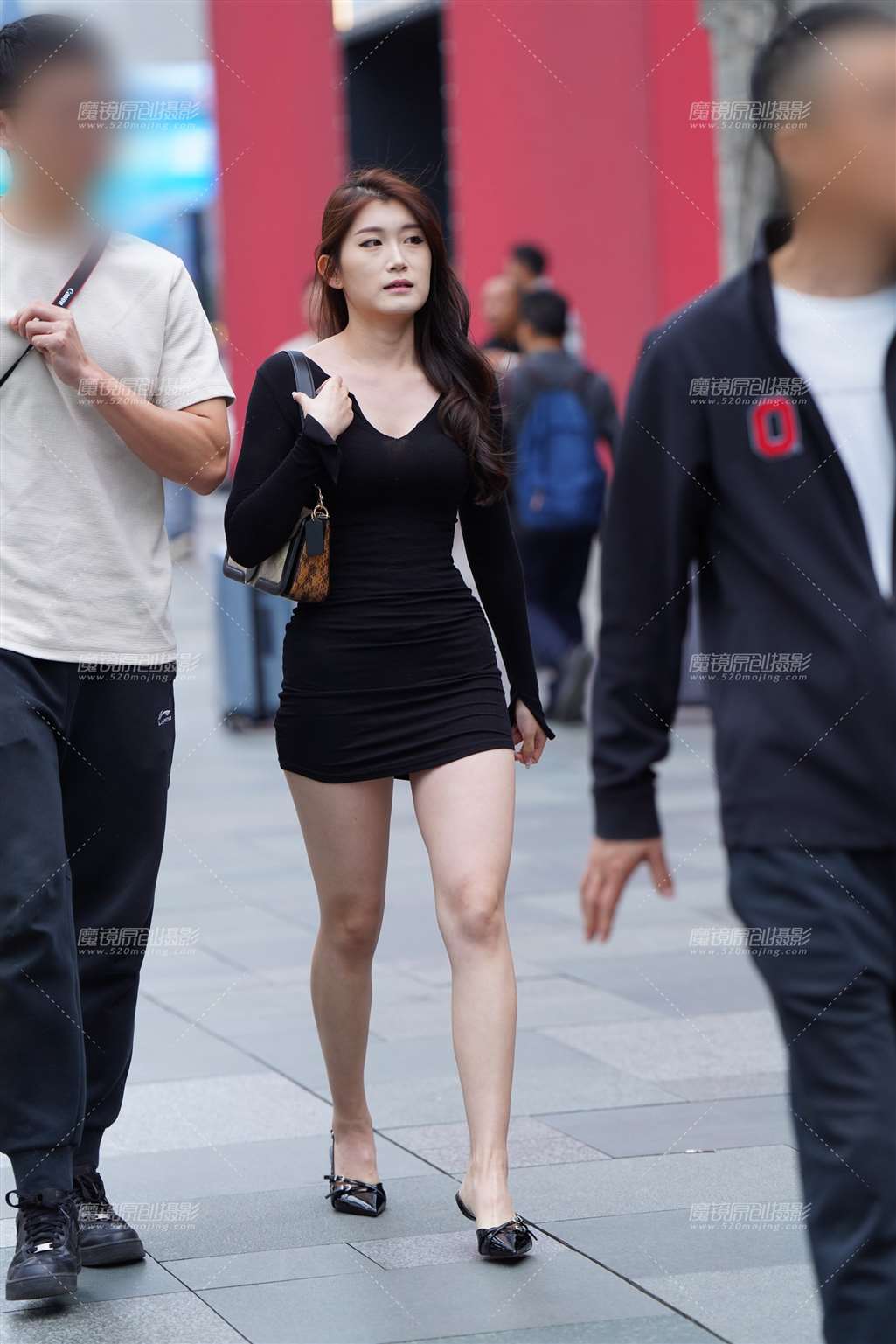 图片[1]-黑裙美腿-街拍流行馆