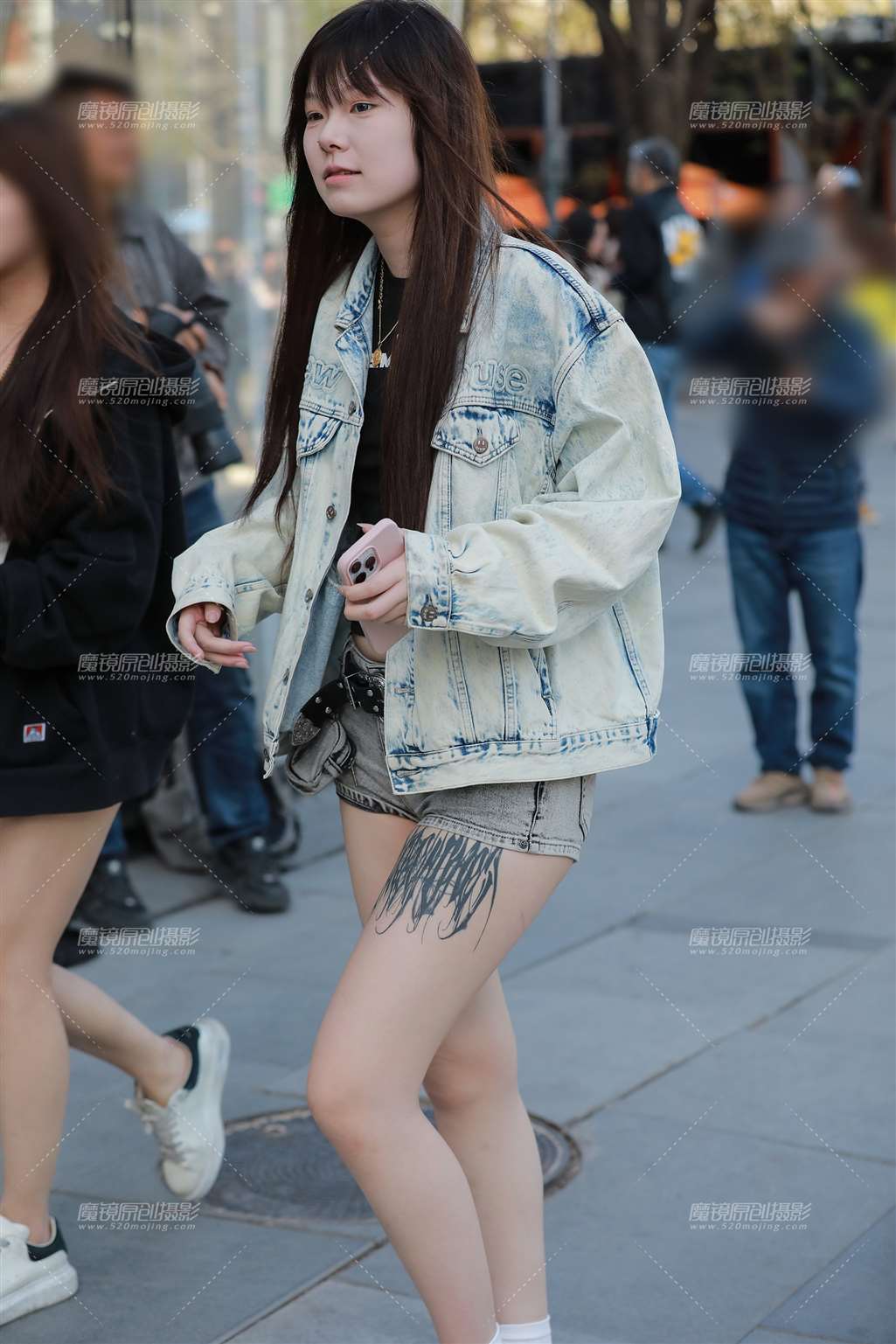 图片[1]-浅色牛仔热裤-街拍流行馆