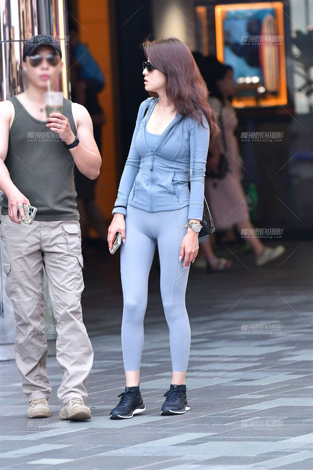 图片[1]-苗条紧身裤美女-街拍流行馆