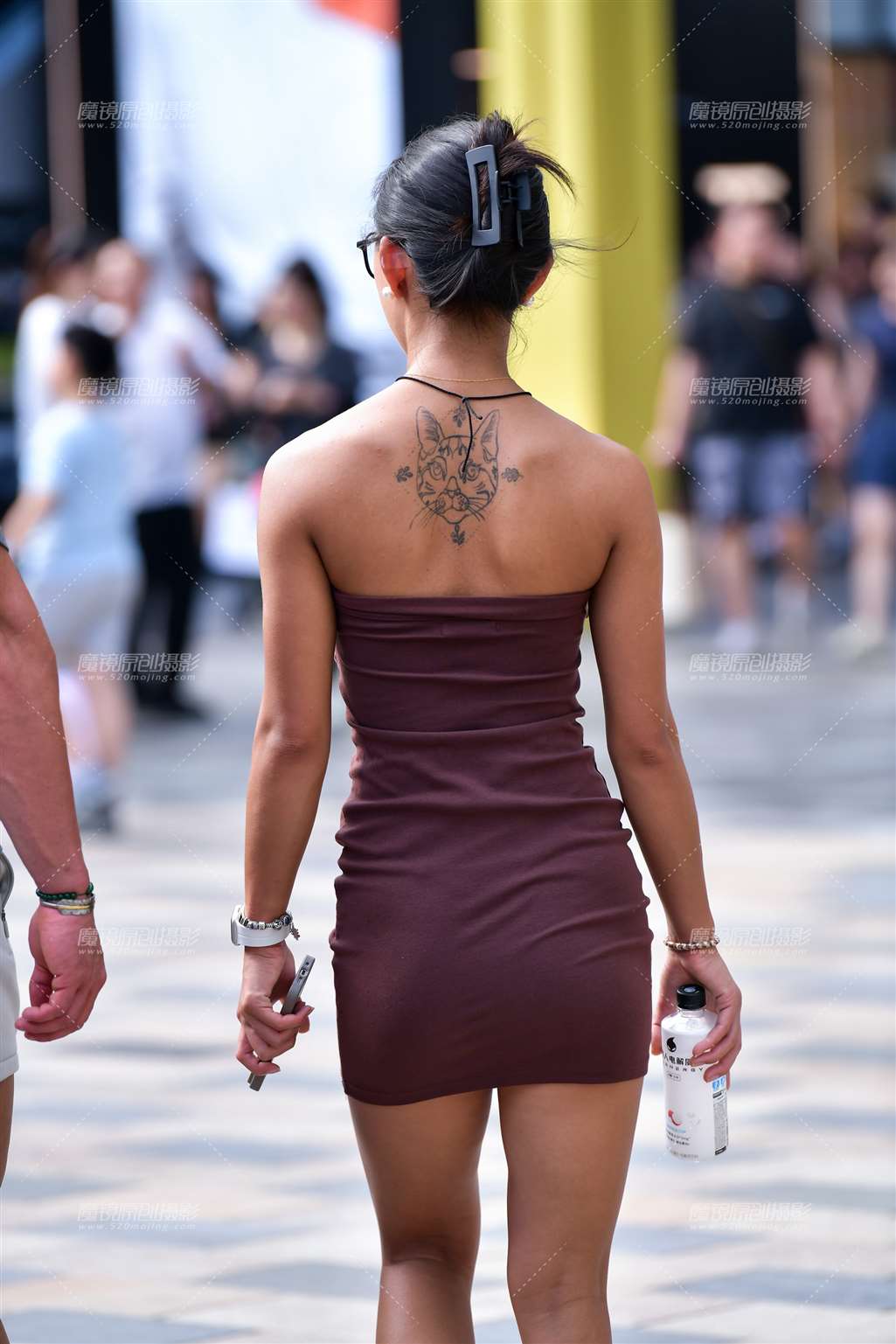 图片[2]-绛紫短裙美女-街拍流行馆